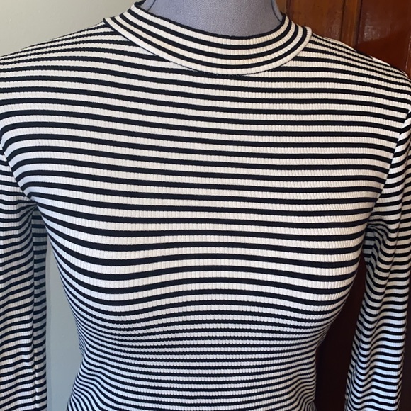🦋Forever 21 black and white striped ribbed top size medium🦋 - Picture 3 of 8